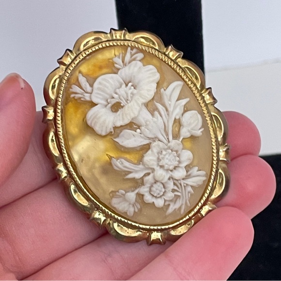 Vintage Jewelry - Vintage 40's Lucite Floral CAMEO CottageCore Fairy Ballet Core Retro Dress Clip